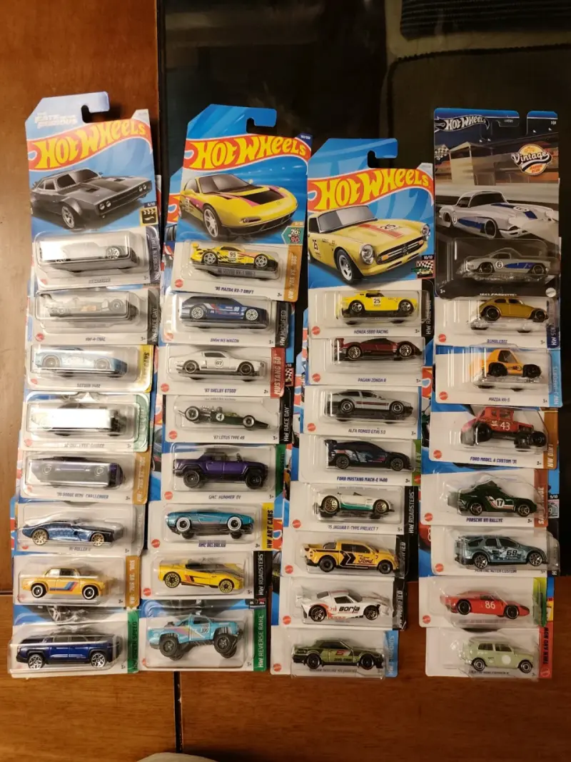 Colección de autos Hot Wheels variados en empaque original