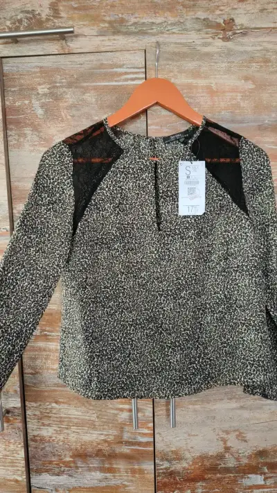 Blusa animal print Bershka con encaje - miniatura 1
