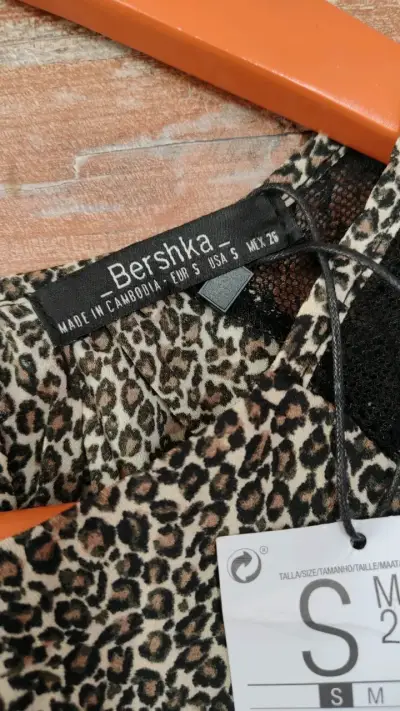 Blusa animal print Bershka con encaje - miniatura 2