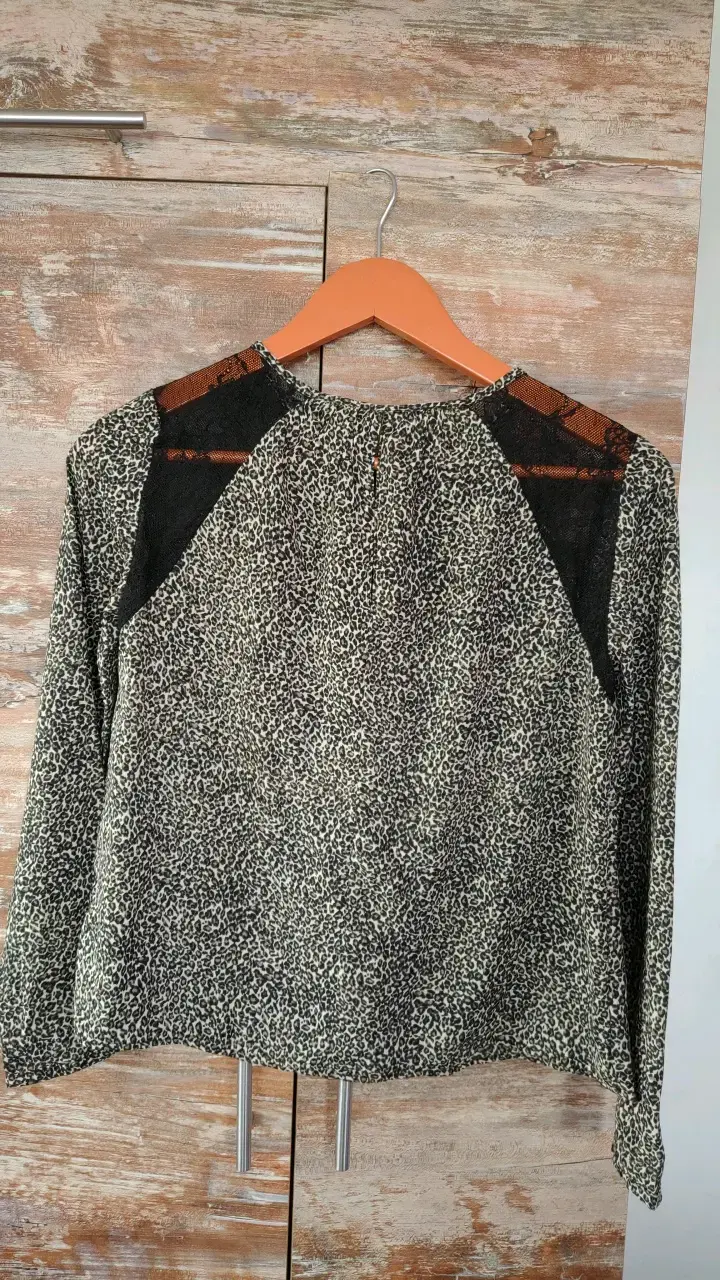 Blusa animal print Bershka con encaje - 5