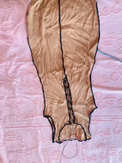 Vestido beige con detalles de encaje - miniatura 1