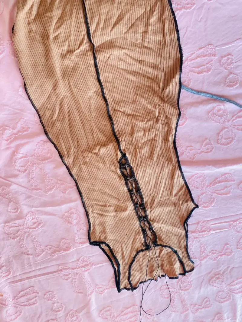 Vestido beige con detalles de encaje - 2