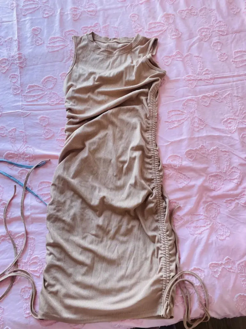 Vestido ajustado sin mangas color beige