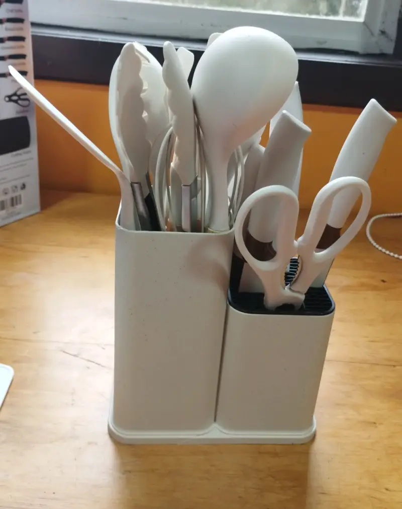 Set de utensilios de cocina blanco con soporte