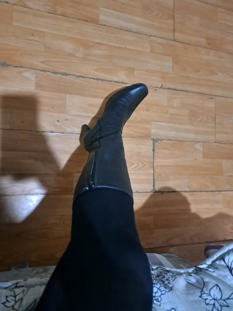 Botas negras de cuero para mujer con tacón - 1