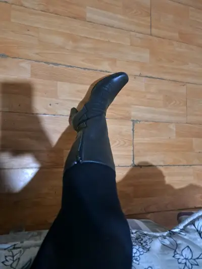 Botas negras de cuero para mujer con tacón - miniatura 1
