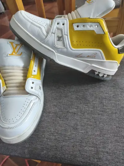 Zapatillas deportivas blancas y amarillas LV - miniatura 2
