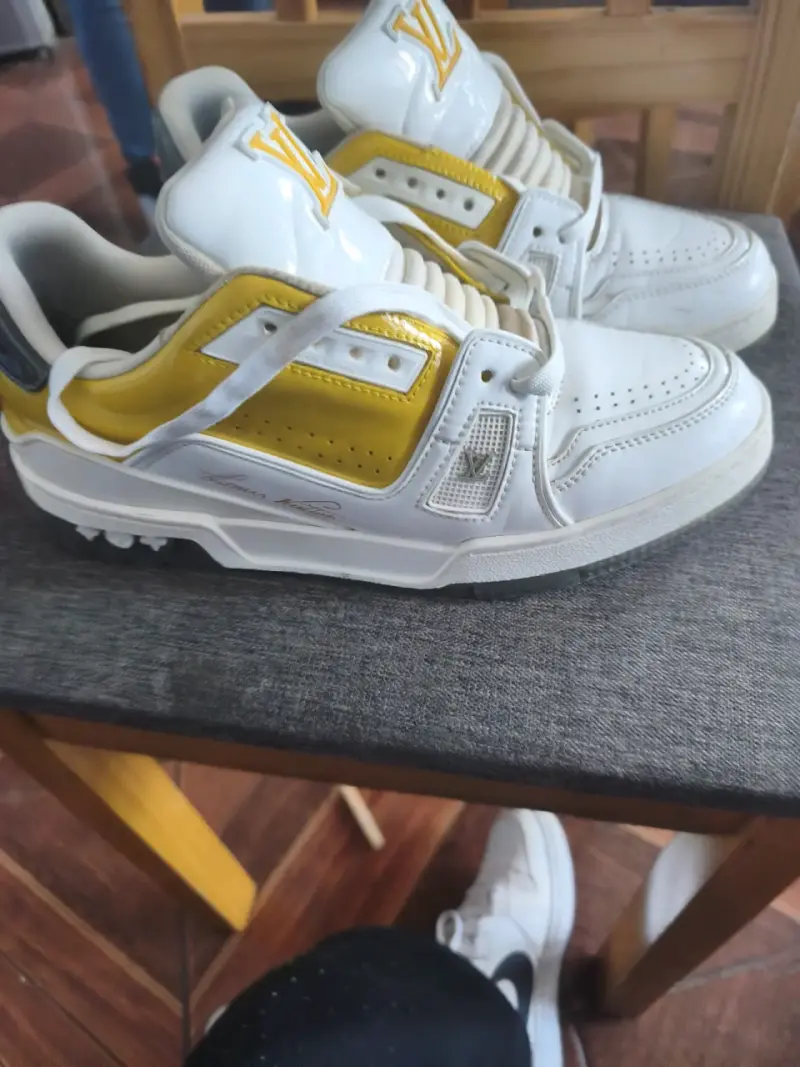 Zapatillas deportivas blancas y amarillas LV - 3