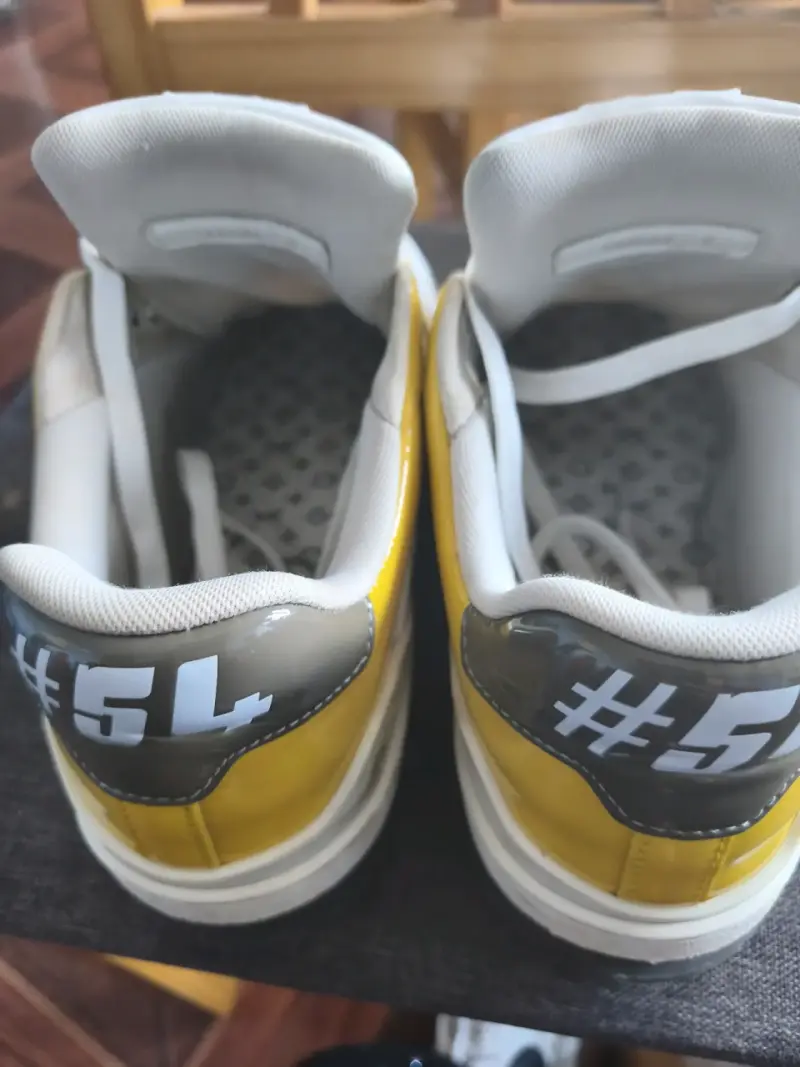 Zapatillas deportivas blancas y amarillas LV - 4