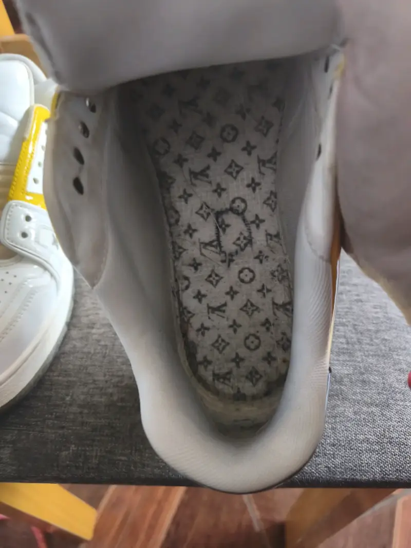 Zapatillas deportivas blancas y amarillas LV - 5