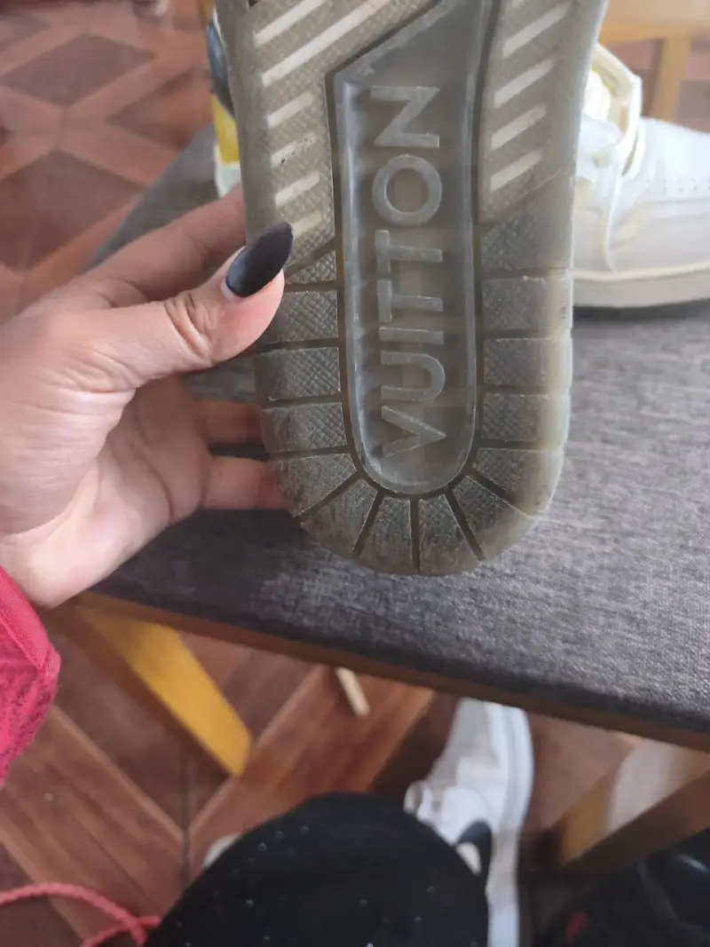 Zapatillas deportivas blancas y amarillas LV - 6