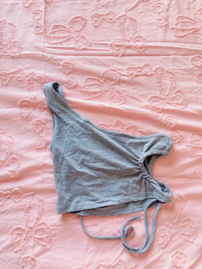 Top asimétrico gris para mujer