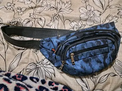 Riñonera azul camuflaje con múltiples bolsillos - miniatura 2
