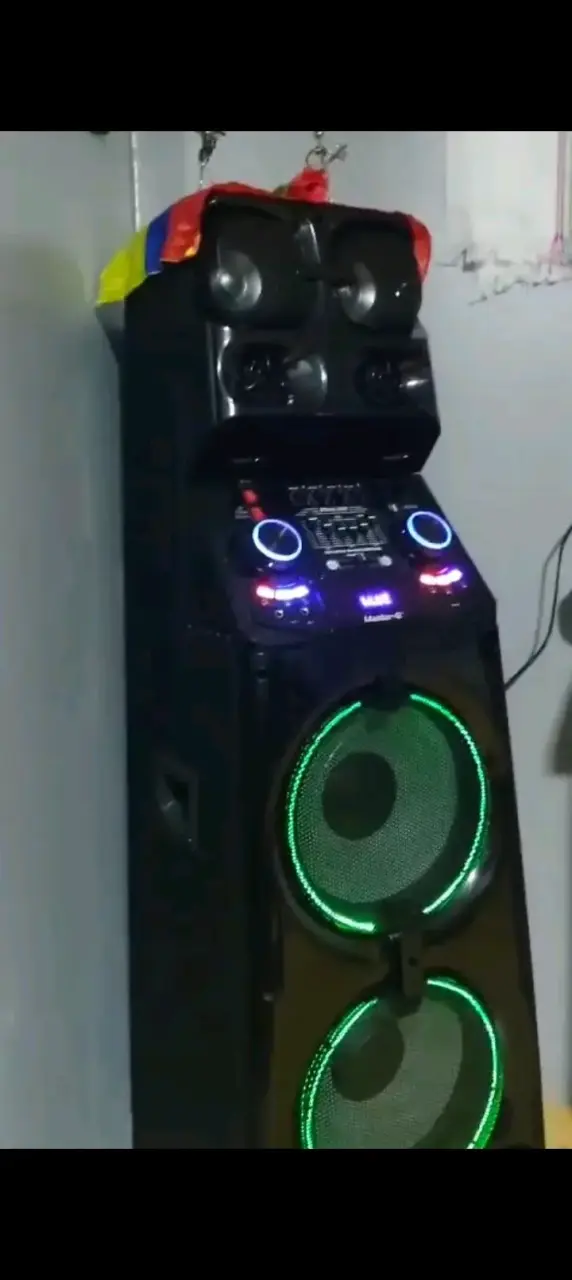 Torre de sonido con luces LED y control