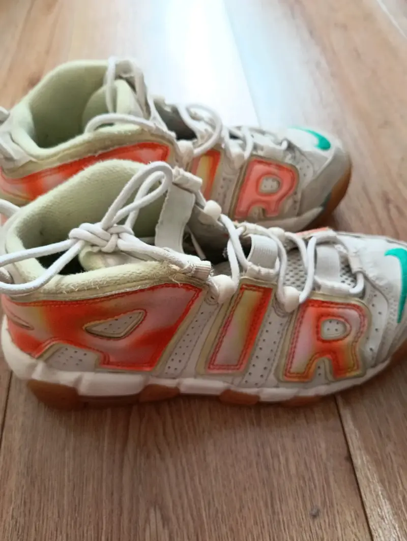Zapatillas Nike Air Uptempo blancas y naranjas - 1