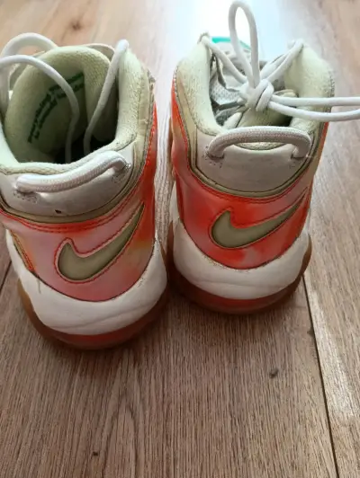 Zapatillas Nike Air Uptempo blancas y naranjas - miniatura 2