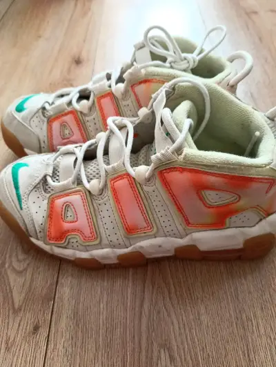 Zapatillas Nike Air Uptempo blancas y naranjas - miniatura 3