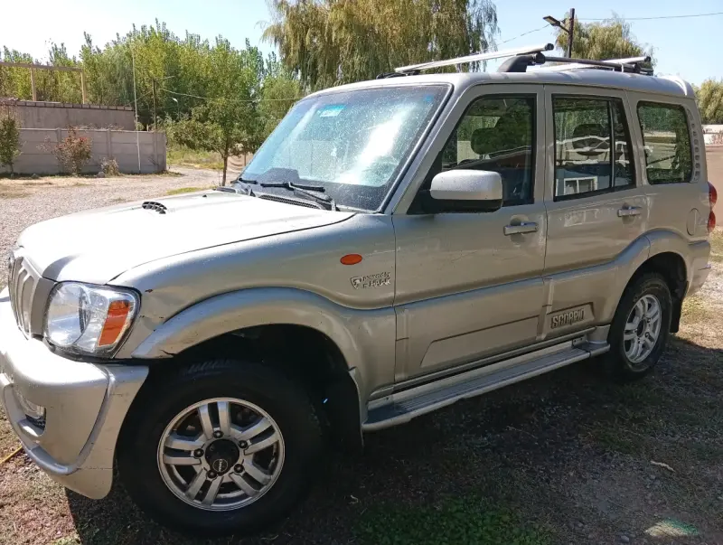 Camioneta SUV Mahindra Scorpio 4x4 en buen estado - 1