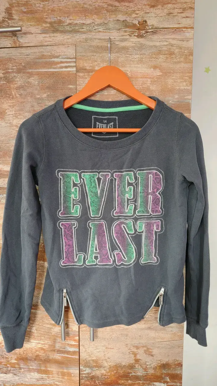 Polerón Everlast gris con diseño frontal - 1