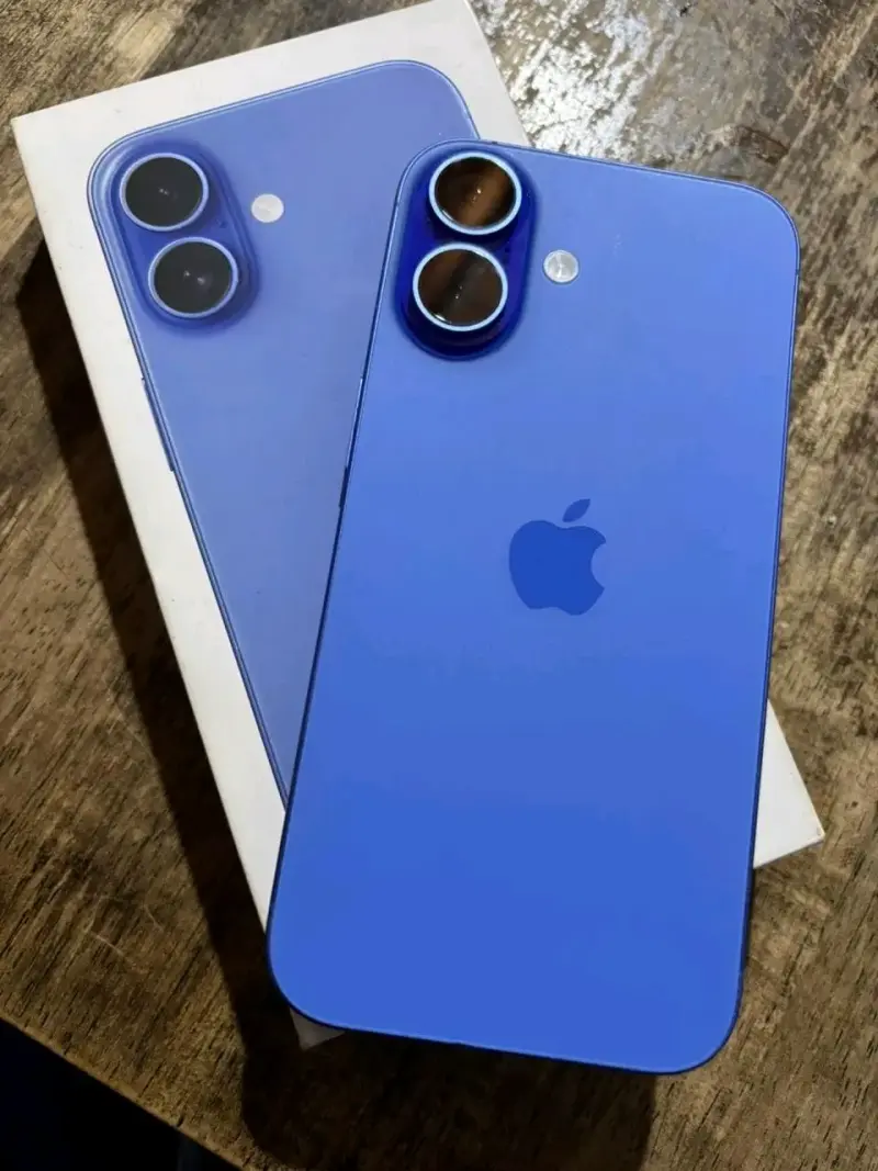 iPhone 16 en excelente estado color azul - 2