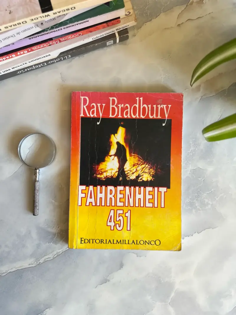 Libro Fahrenheit 451 de Ray Bradbury