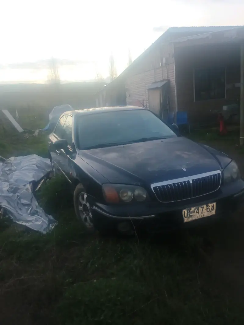 Sedán auto con motor en mal estado