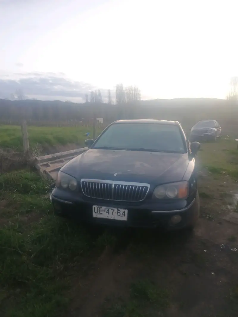 Sedán auto con motor en mal estado - 2