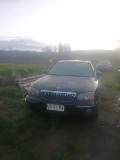 Sedán auto con motor en mal estado - miniatura 2