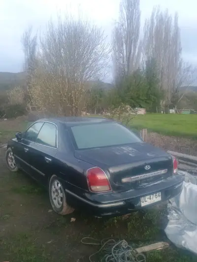 Sedán auto con motor en mal estado - miniatura 4