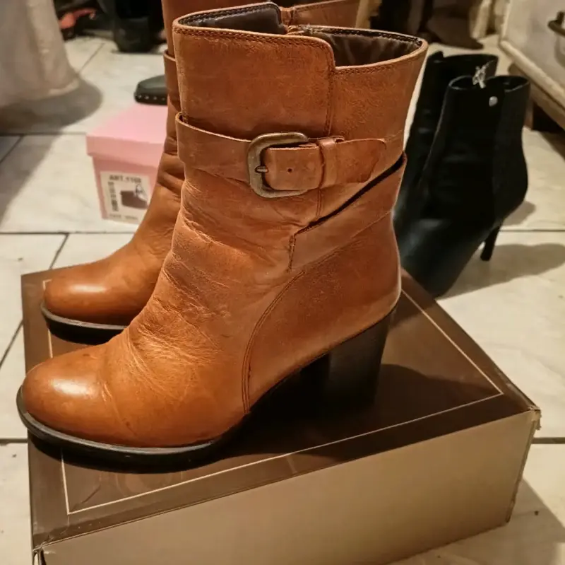 Botines de cuero marrón con hebilla