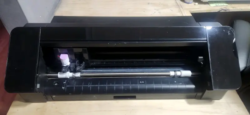 Plotter de corte negro en buen estado Cameo 4 - 1