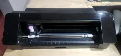 Plotter de corte negro en buen estado Cameo 4 - miniatura 1