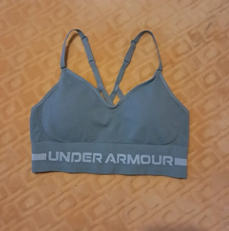 Top deportivo Under Armour gris con tirantes ajustables - 1