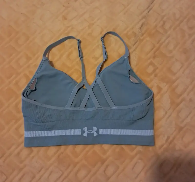 Top deportivo Under Armour gris con tirantes ajustables - 2