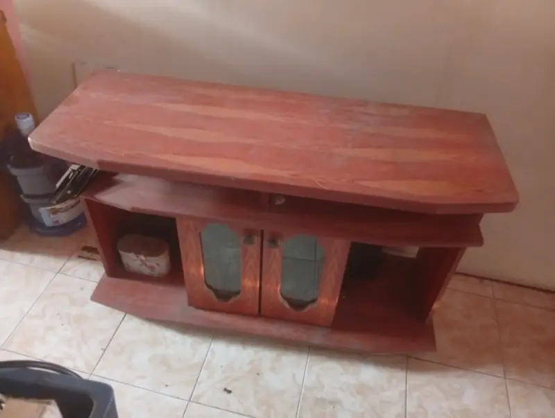 Mueble de TV de madera con puertas de vidrio