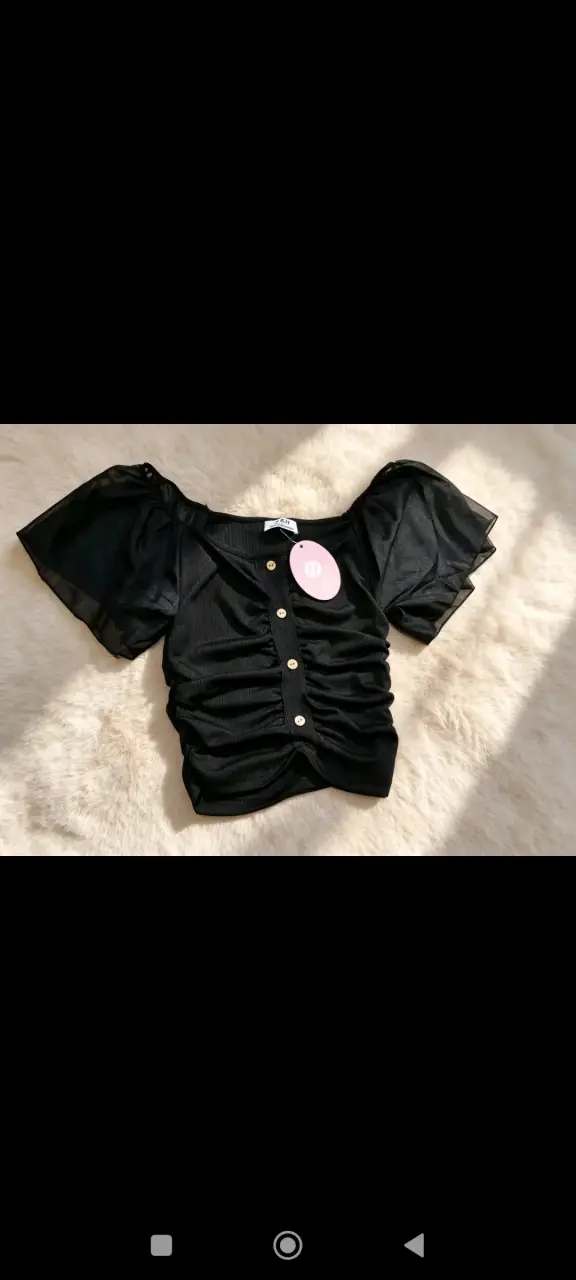 Blusa de mujer con mangas abullonadas en negro - 1
