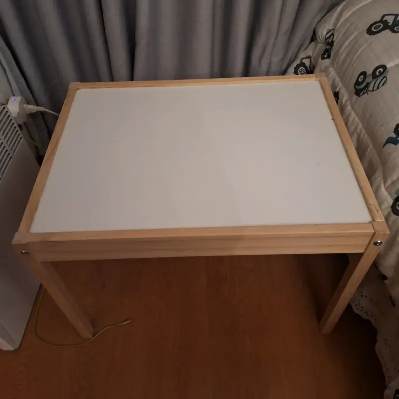 Mesa de madera para niños