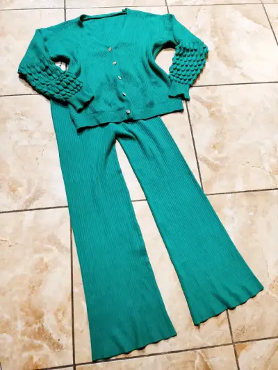Conjunto de punto verde con diseño en mangas - miniatura 1