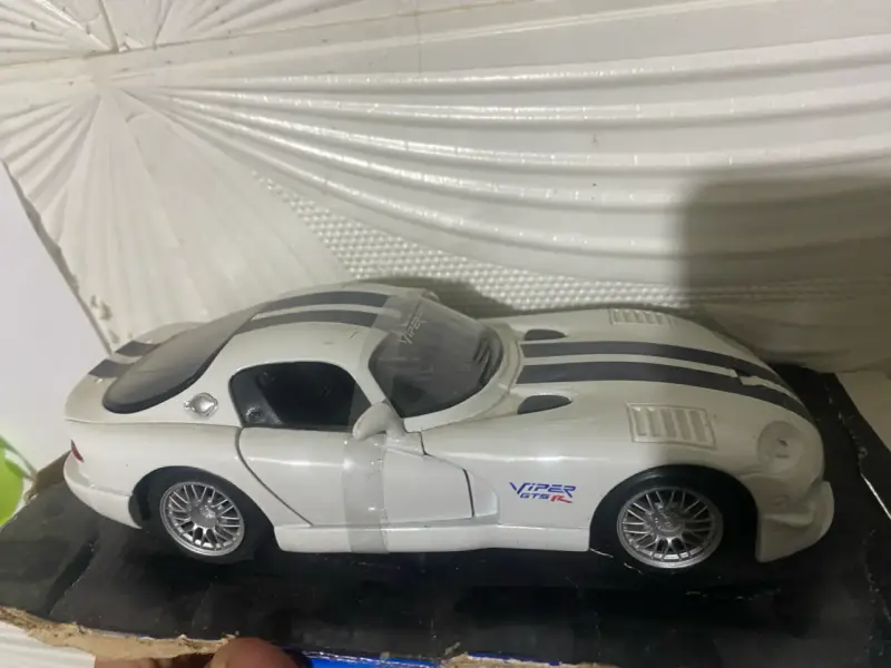 Auto a escala Viper GTS-R blanco