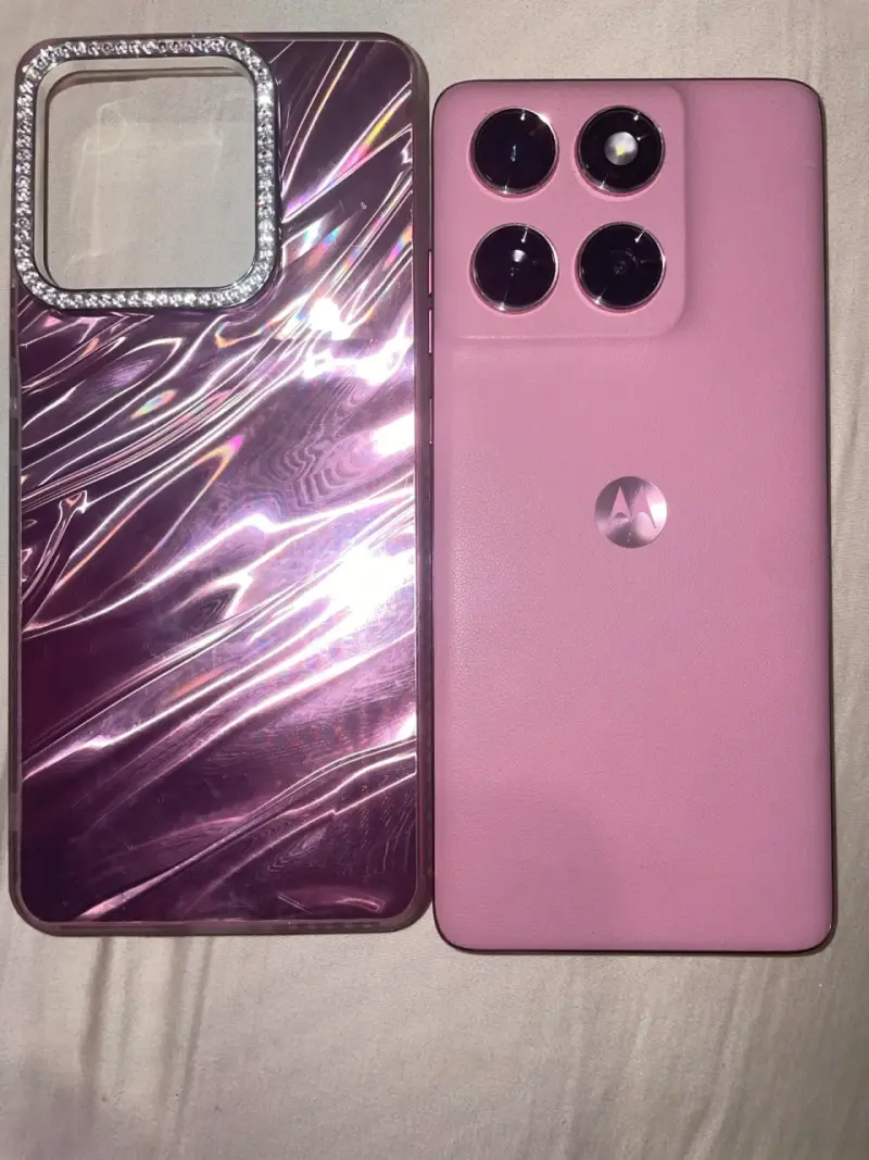 Smartphone Motorola rosa con funda decorativa - 1