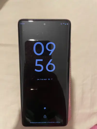 Smartphone Motorola rosa con funda decorativa - miniatura 2