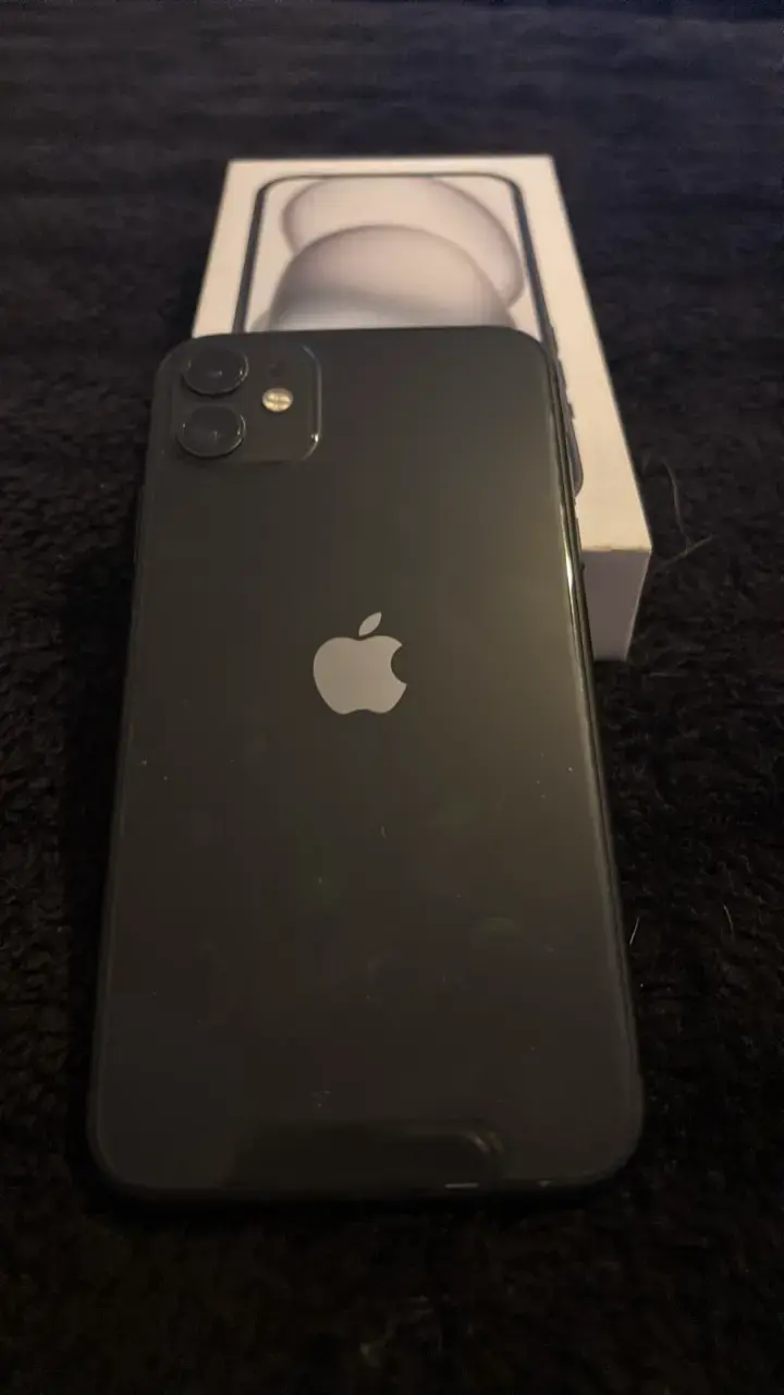 iPhone 11 en buen estado con caja