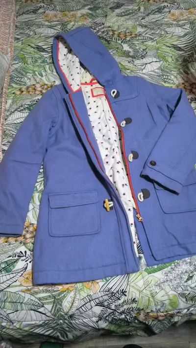 Abrigo azul para niña con capucha y forro estampado - miniatura 1