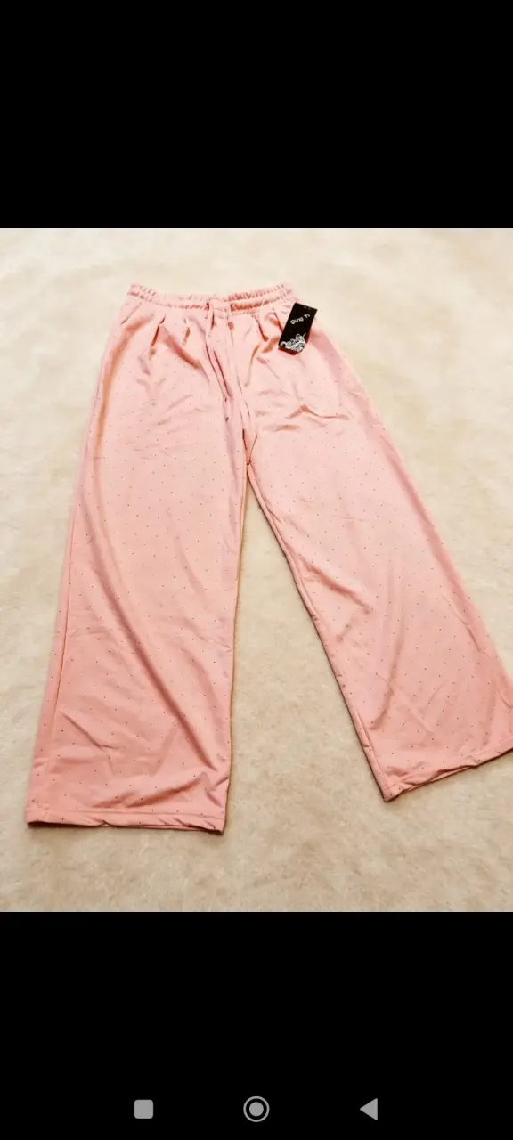 Pantalones anchos rosados con puntos