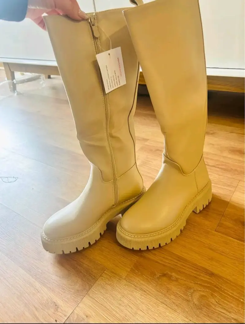Botas largas beige con cierre lateral