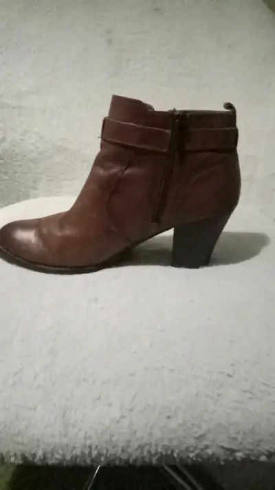 Botines hush puppies de cuero marrón con tacón - miniatura 2
