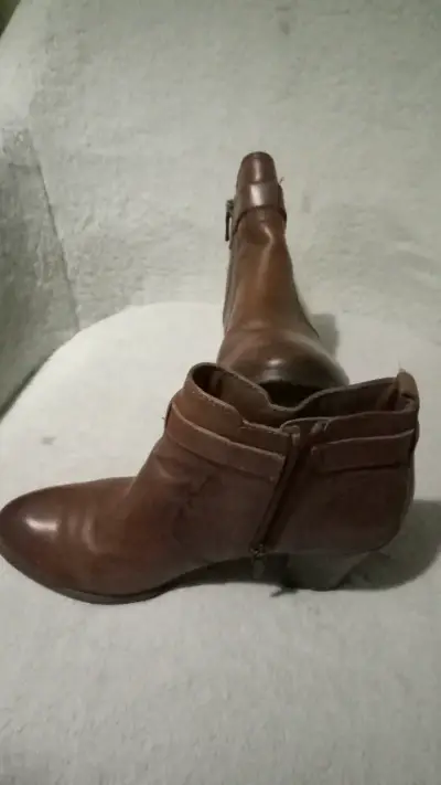 Botines hush puppies de cuero marrón con tacón - miniatura 3