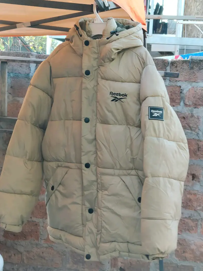 Chaqueta acolchada Reebok beige con capucha - 2