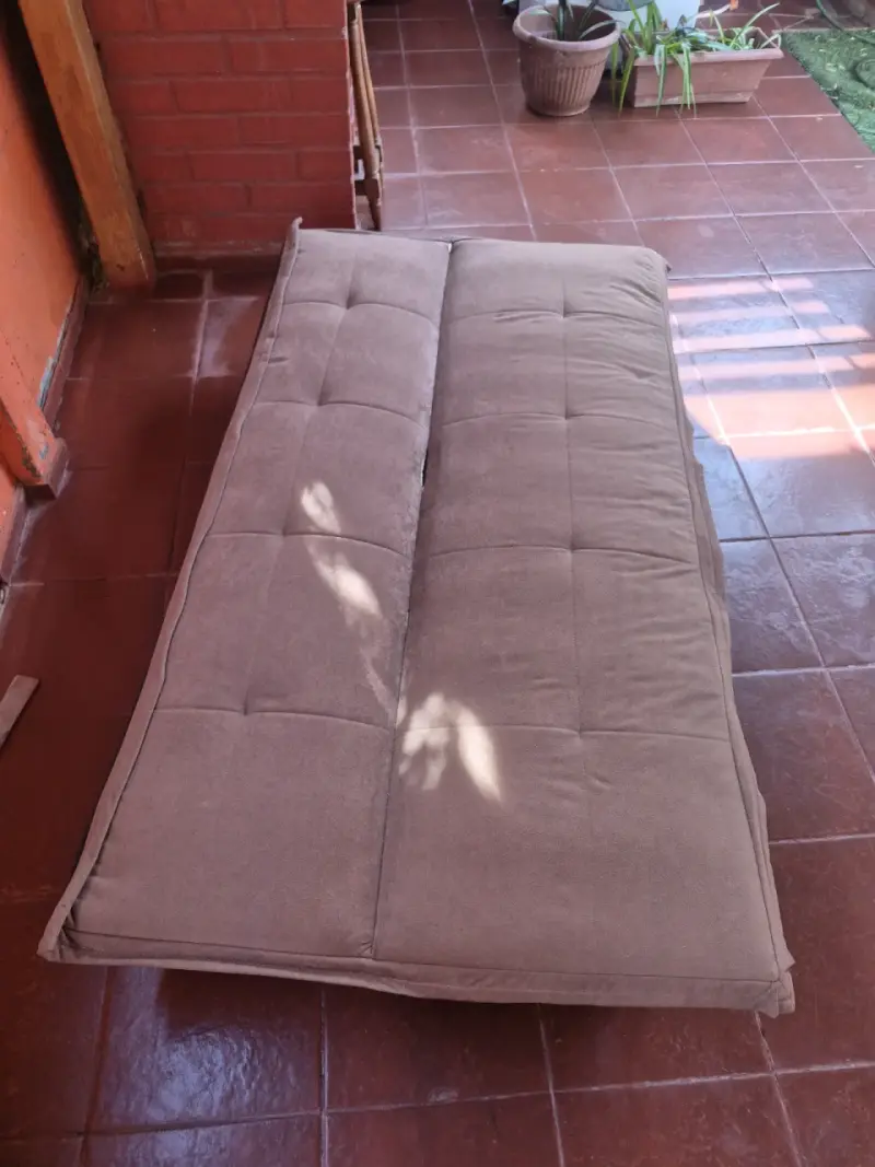 Sofá cama plegable color cafe en buen estado - 2