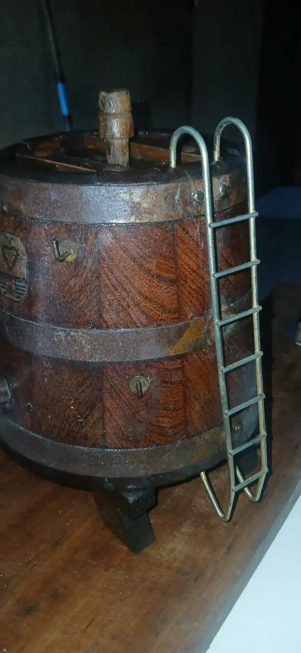 Barril de madera vintage con grifo - 2